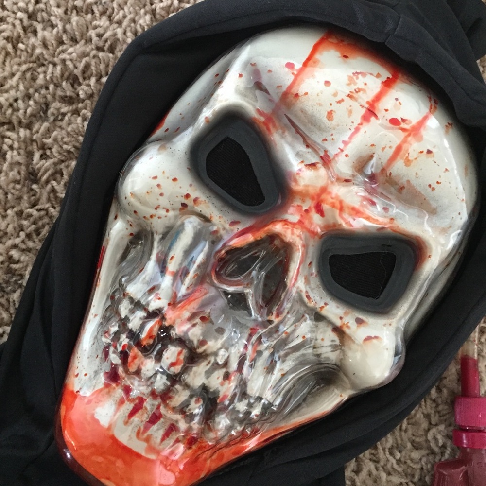 Bleeding Skull Mask - Picture 3 of 3